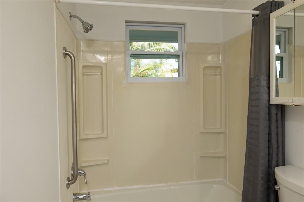 Active With Contract: $299,000 (2 beds, 2 baths, 1068 Square Feet)