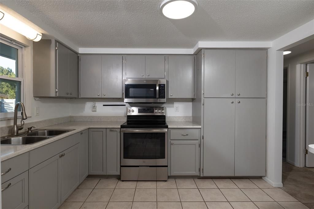 Active With Contract: $299,000 (2 beds, 2 baths, 1068 Square Feet)