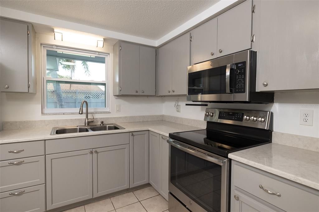 Active With Contract: $299,000 (2 beds, 2 baths, 1068 Square Feet)