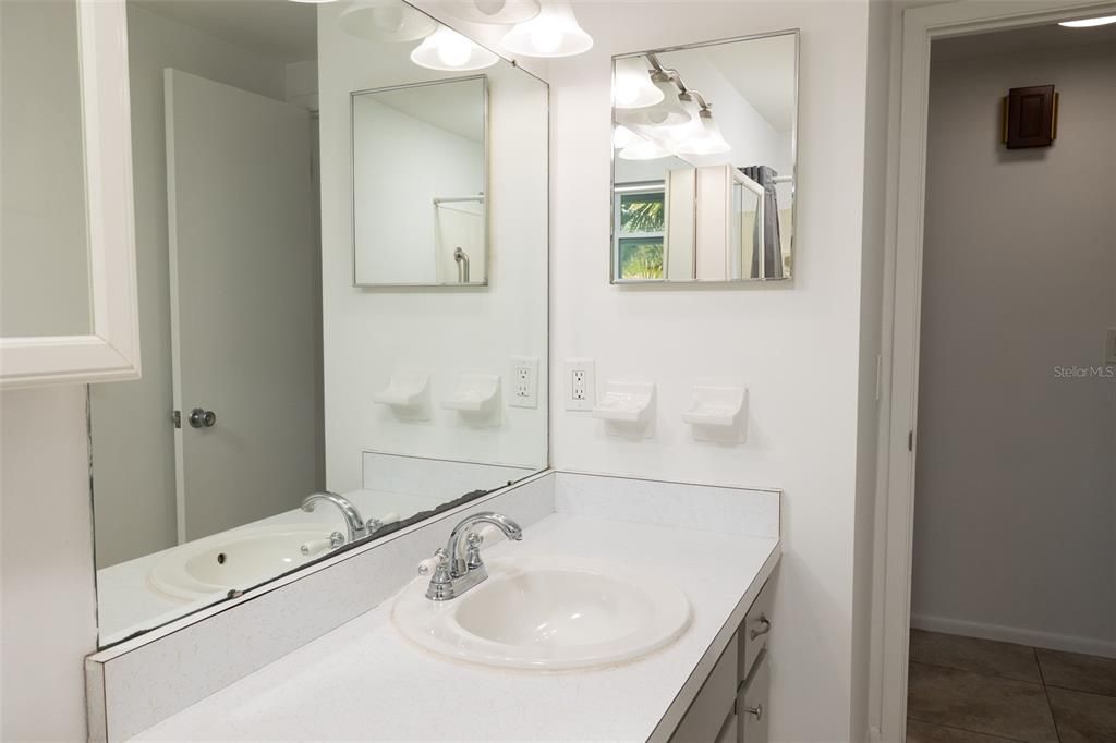 Active With Contract: $299,000 (2 beds, 2 baths, 1068 Square Feet)