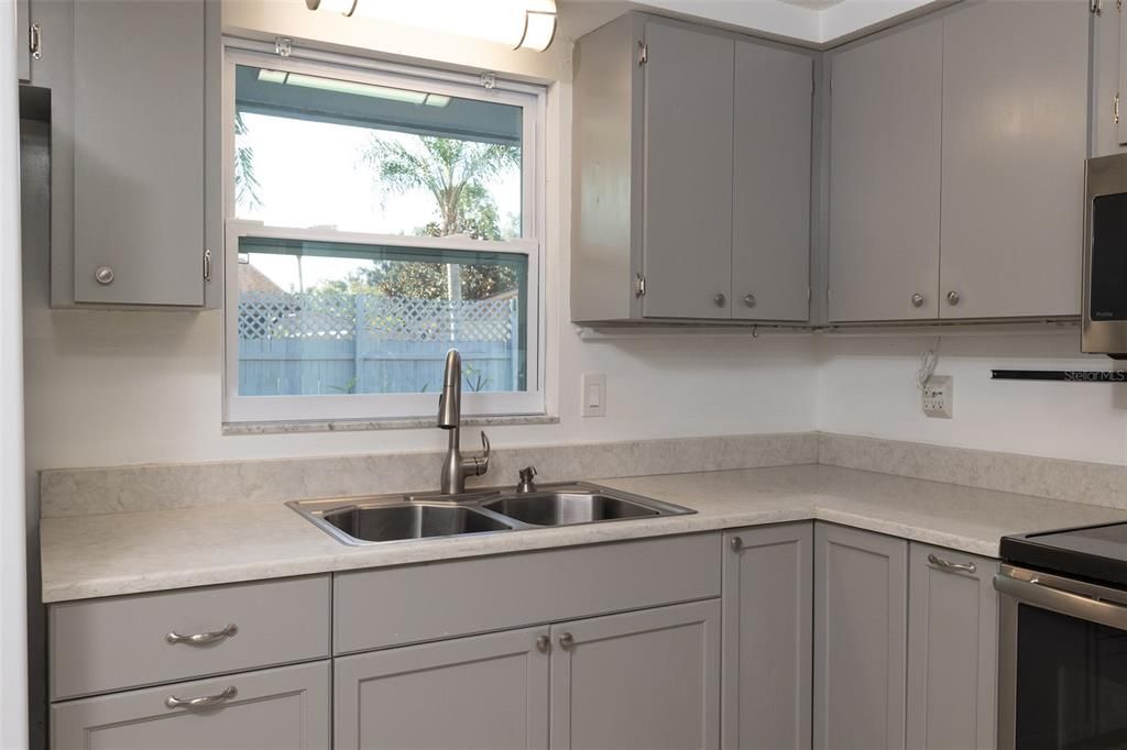 Active With Contract: $299,000 (2 beds, 2 baths, 1068 Square Feet)