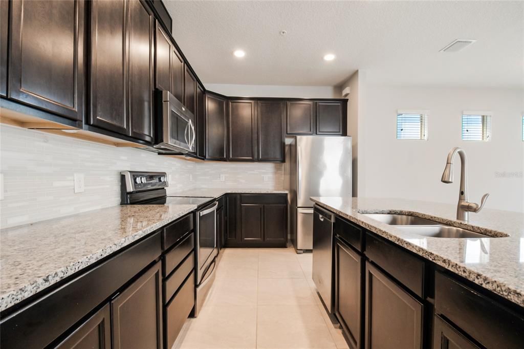 Activo con contrato: $500,000 (3 camas, 2 baños, 1986 Pies cuadrados)