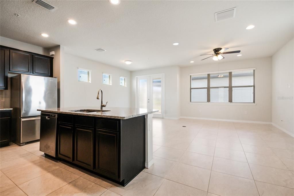 Activo con contrato: $500,000 (3 camas, 2 baños, 1986 Pies cuadrados)