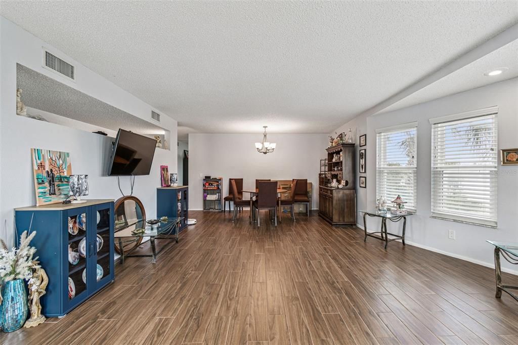 待售: $289,500 (2 贝兹, 2 浴室, 1680 平方英尺)