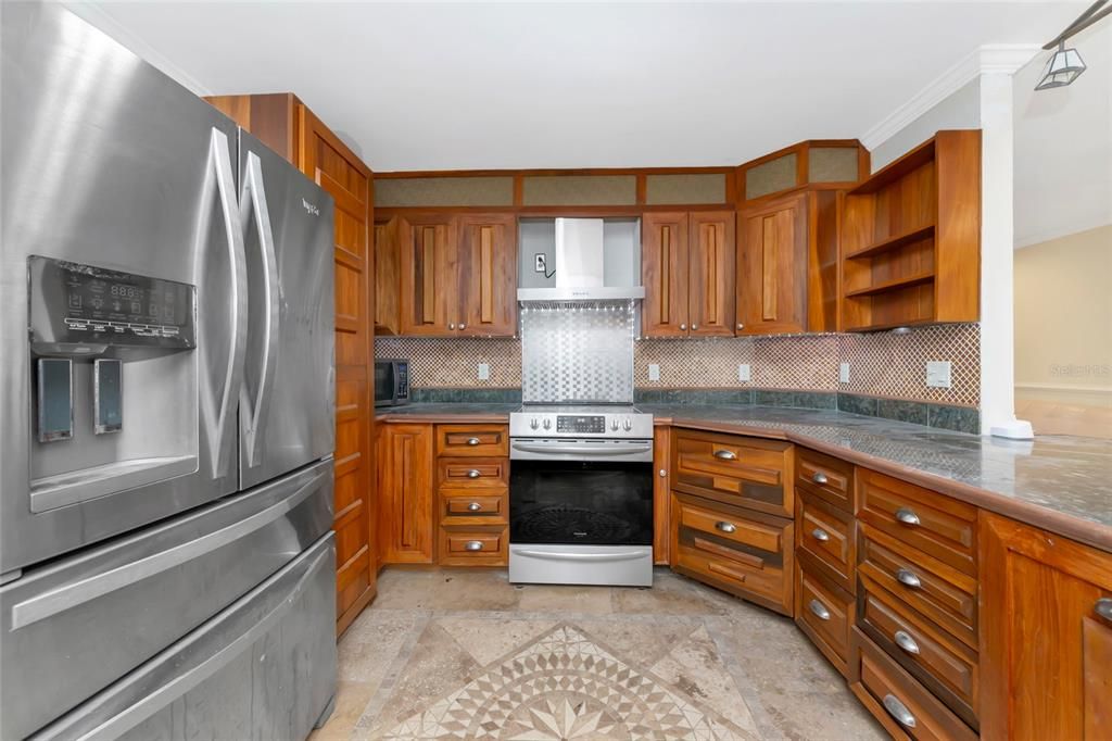 Active With Contract: $525,000 (3 beds, 3 baths, 2085 Square Feet)