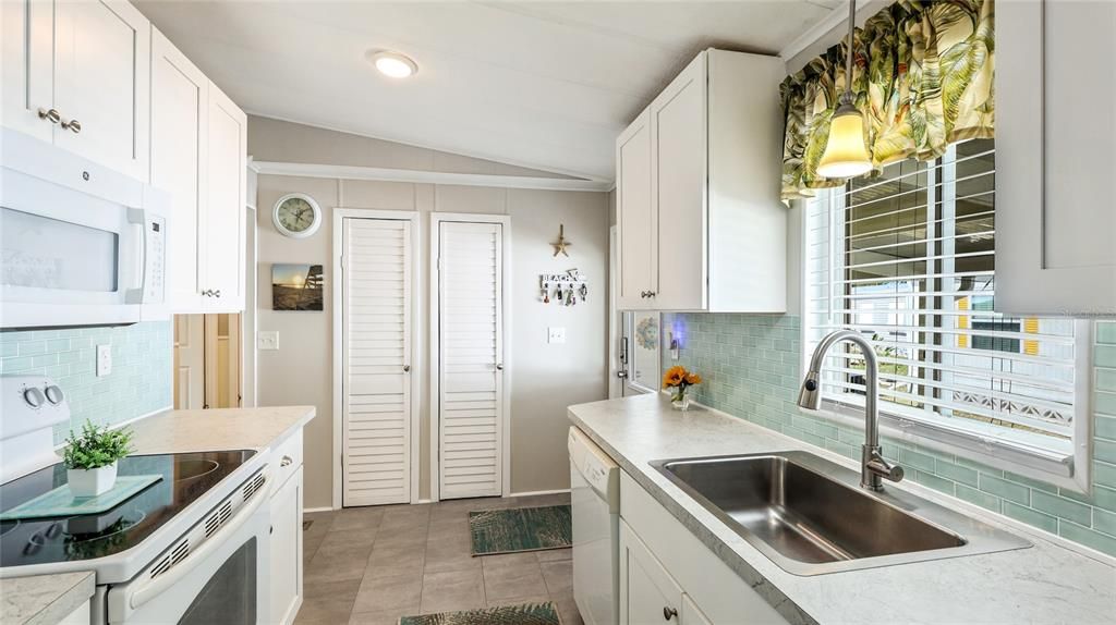 待售: $179,000 (2 贝兹, 2 浴室, 1056 平方英尺)