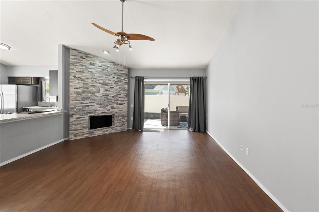 合同活跃: $370,000 (3 贝兹, 2 浴室, 1500 平方英尺)