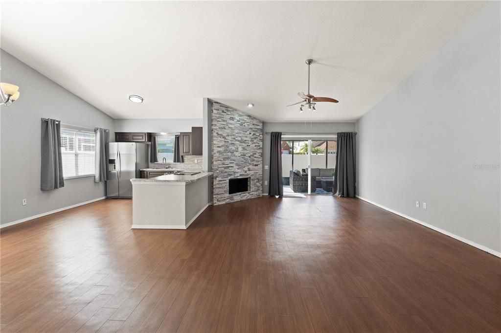 合同活跃: $370,000 (3 贝兹, 2 浴室, 1500 平方英尺)