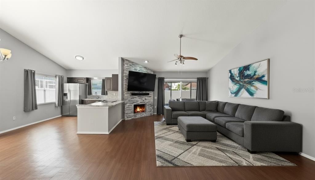 合同活跃: $370,000 (3 贝兹, 2 浴室, 1500 平方英尺)