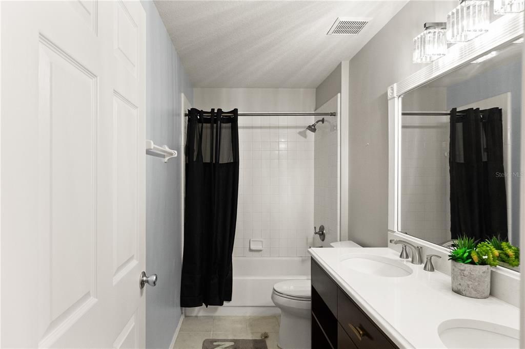 合同活跃: $370,000 (3 贝兹, 2 浴室, 1500 平方英尺)