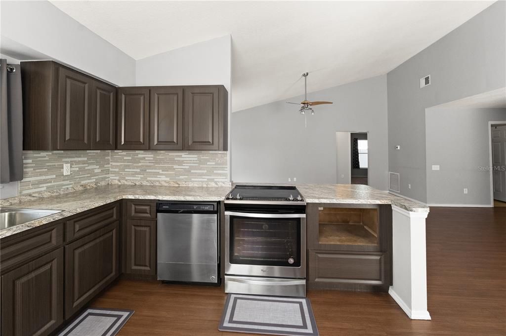 合同活跃: $370,000 (3 贝兹, 2 浴室, 1500 平方英尺)