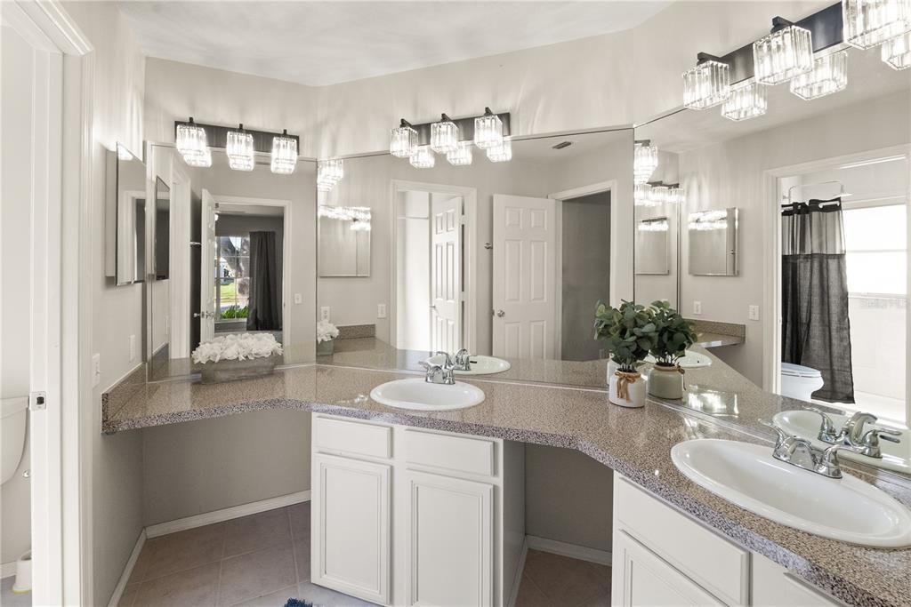 合同活跃: $370,000 (3 贝兹, 2 浴室, 1500 平方英尺)