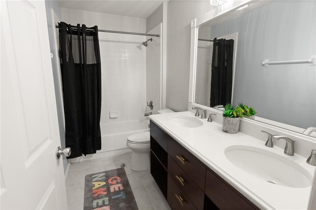 合同活跃: $370,000 (3 贝兹, 2 浴室, 1500 平方英尺)