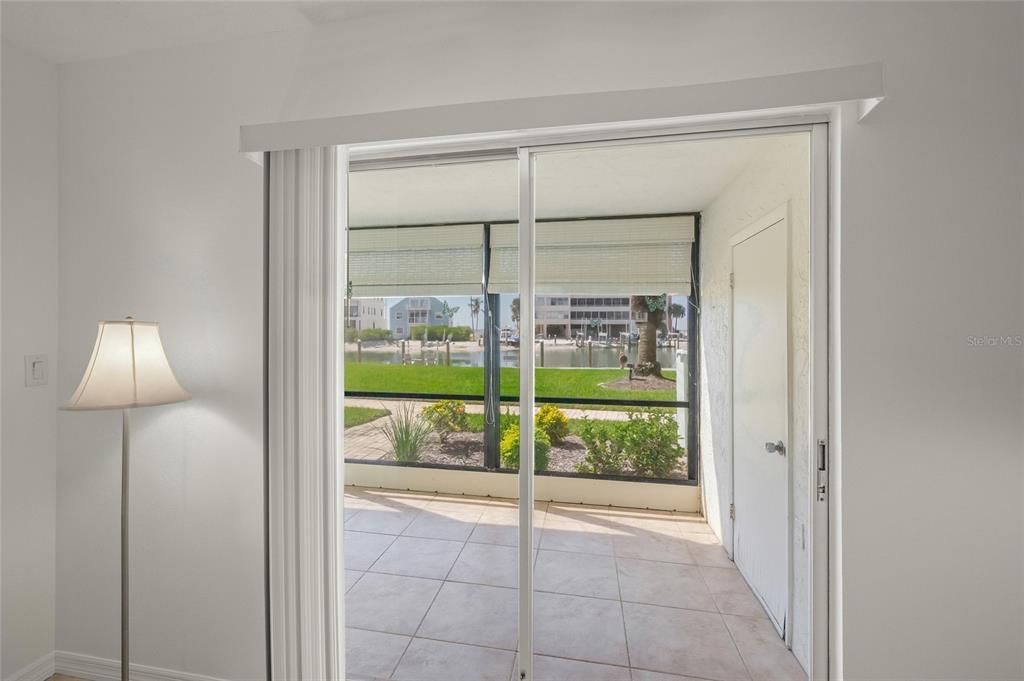 For Sale: $425,000 (2 beds, 2 baths, 922 Square Feet)