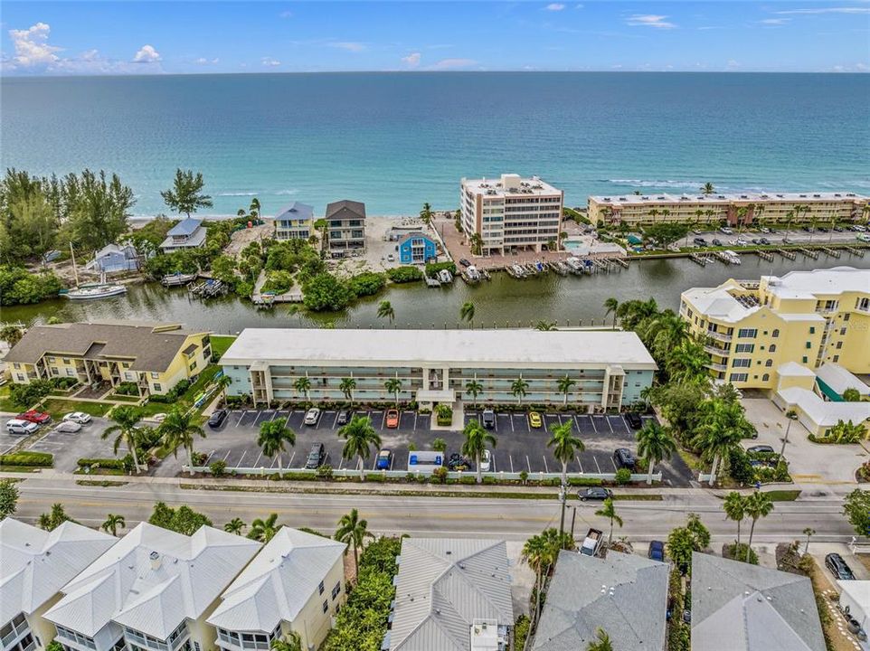 For Sale: $425,000 (2 beds, 2 baths, 922 Square Feet)