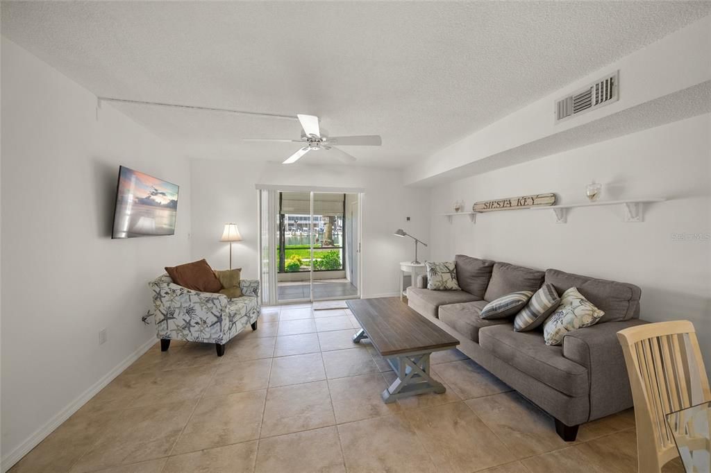 For Sale: $425,000 (2 beds, 2 baths, 922 Square Feet)