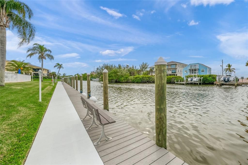 For Sale: $425,000 (2 beds, 2 baths, 922 Square Feet)