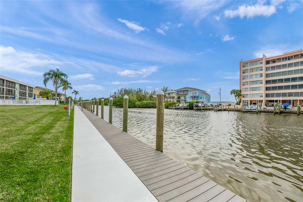 For Sale: $425,000 (2 beds, 2 baths, 922 Square Feet)