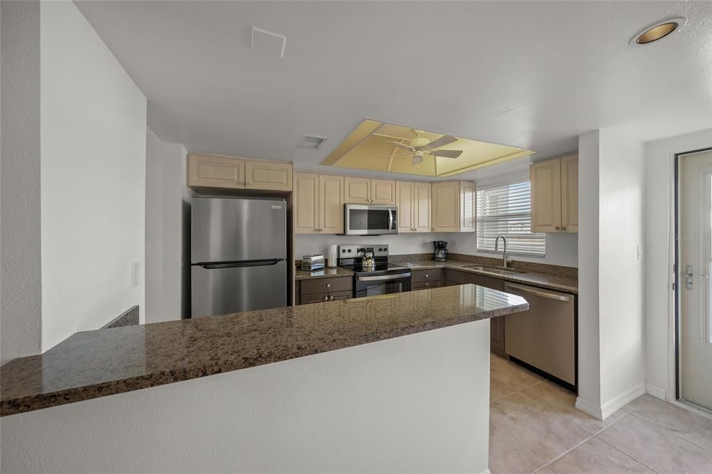 For Sale: $425,000 (2 beds, 2 baths, 922 Square Feet)