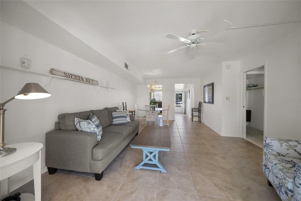 For Sale: $425,000 (2 beds, 2 baths, 922 Square Feet)