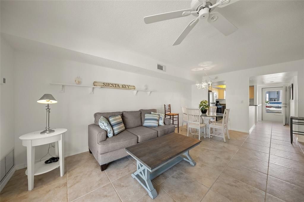 For Sale: $425,000 (2 beds, 2 baths, 922 Square Feet)