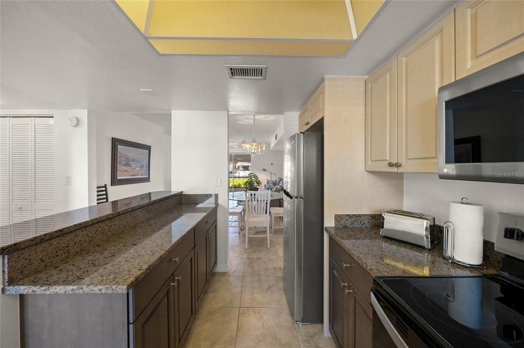 For Sale: $425,000 (2 beds, 2 baths, 922 Square Feet)