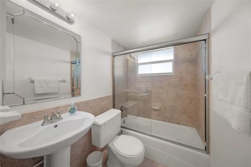 For Sale: $425,000 (2 beds, 2 baths, 922 Square Feet)