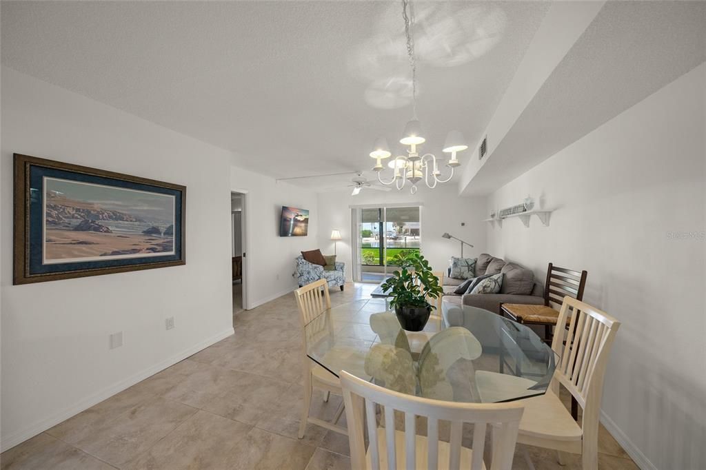 For Sale: $425,000 (2 beds, 2 baths, 922 Square Feet)