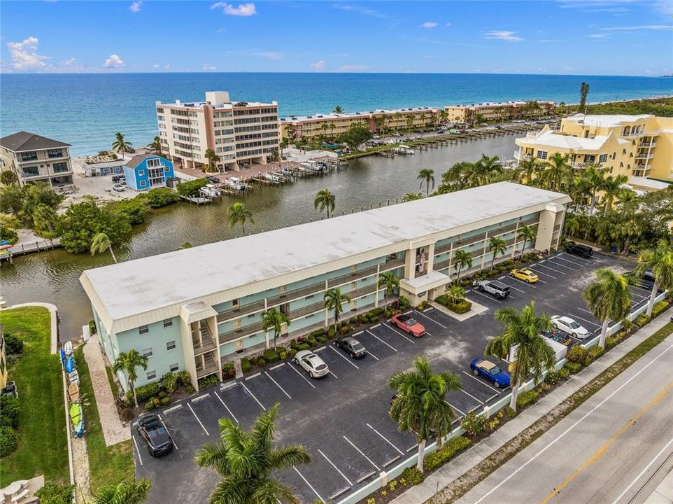 For Sale: $425,000 (2 beds, 2 baths, 922 Square Feet)