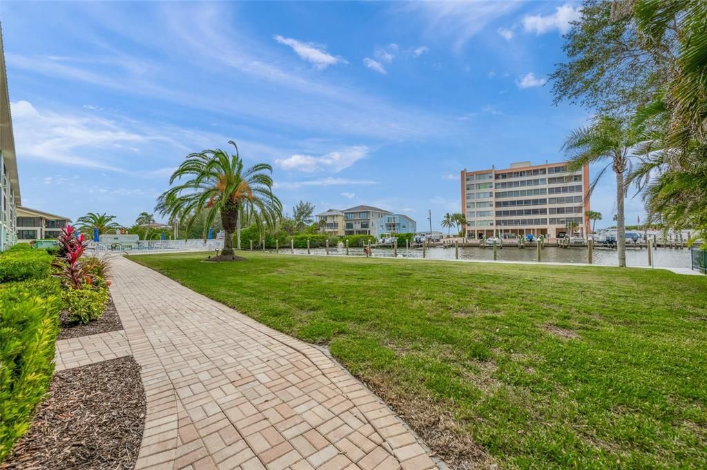 For Sale: $425,000 (2 beds, 2 baths, 922 Square Feet)