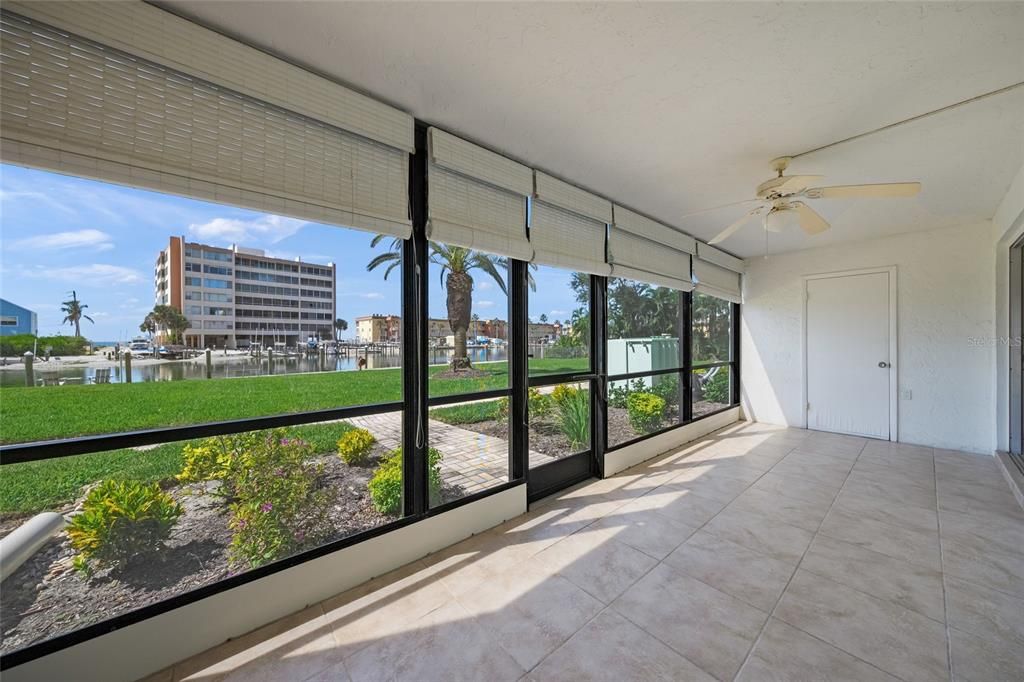 For Sale: $425,000 (2 beds, 2 baths, 922 Square Feet)