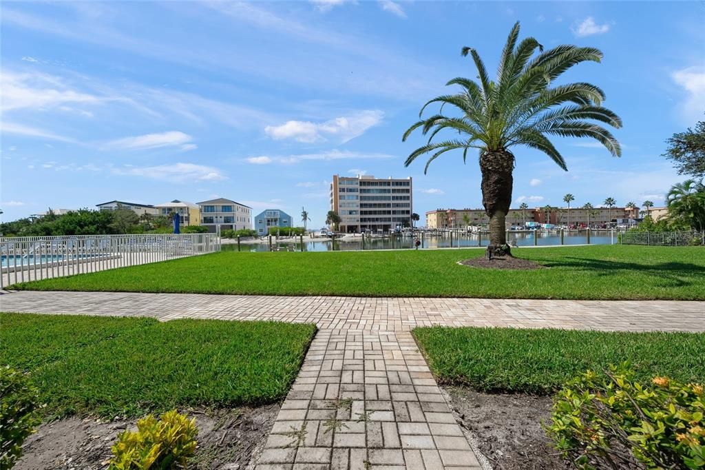 For Sale: $425,000 (2 beds, 2 baths, 922 Square Feet)