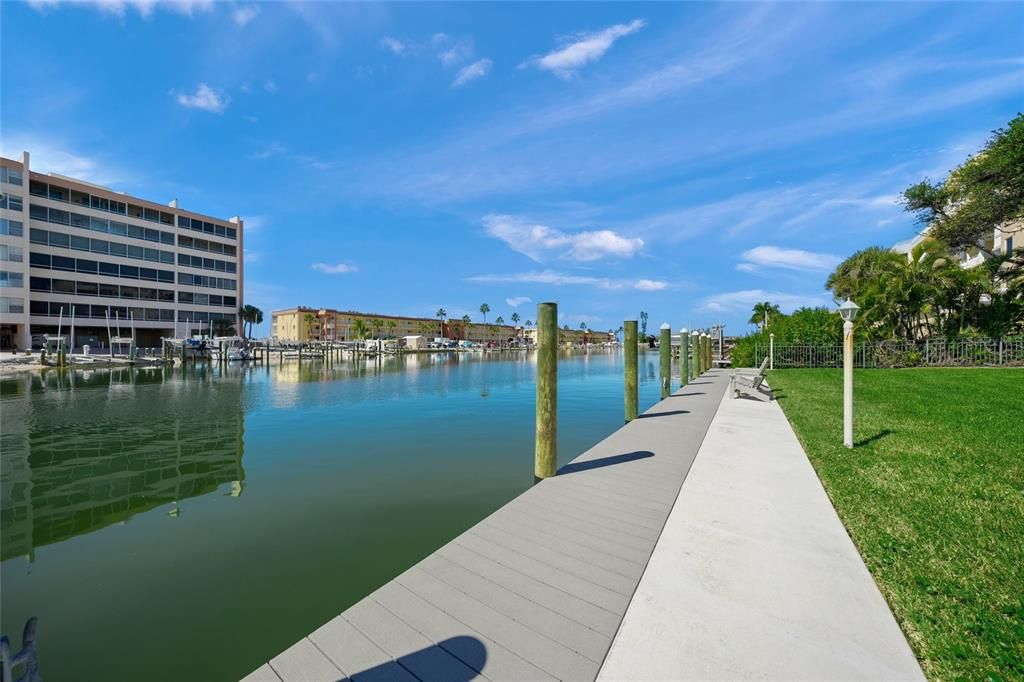 For Sale: $425,000 (2 beds, 2 baths, 922 Square Feet)