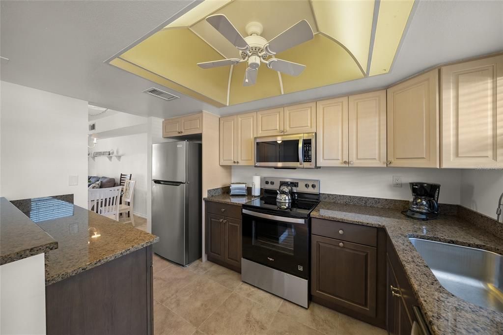 For Sale: $425,000 (2 beds, 2 baths, 922 Square Feet)