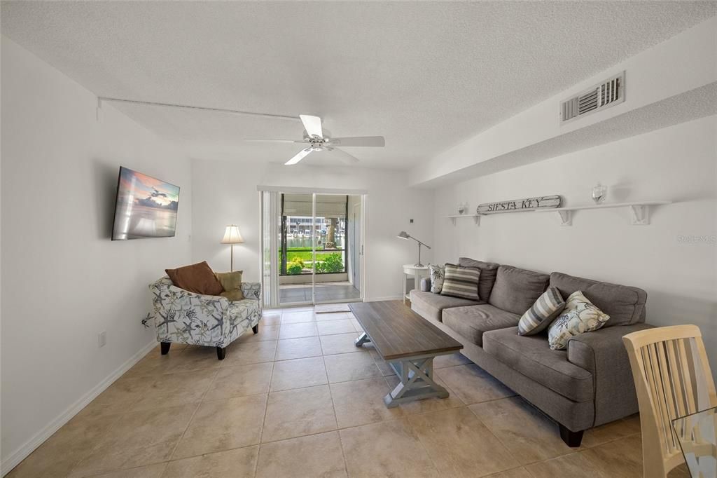 For Sale: $425,000 (2 beds, 2 baths, 922 Square Feet)