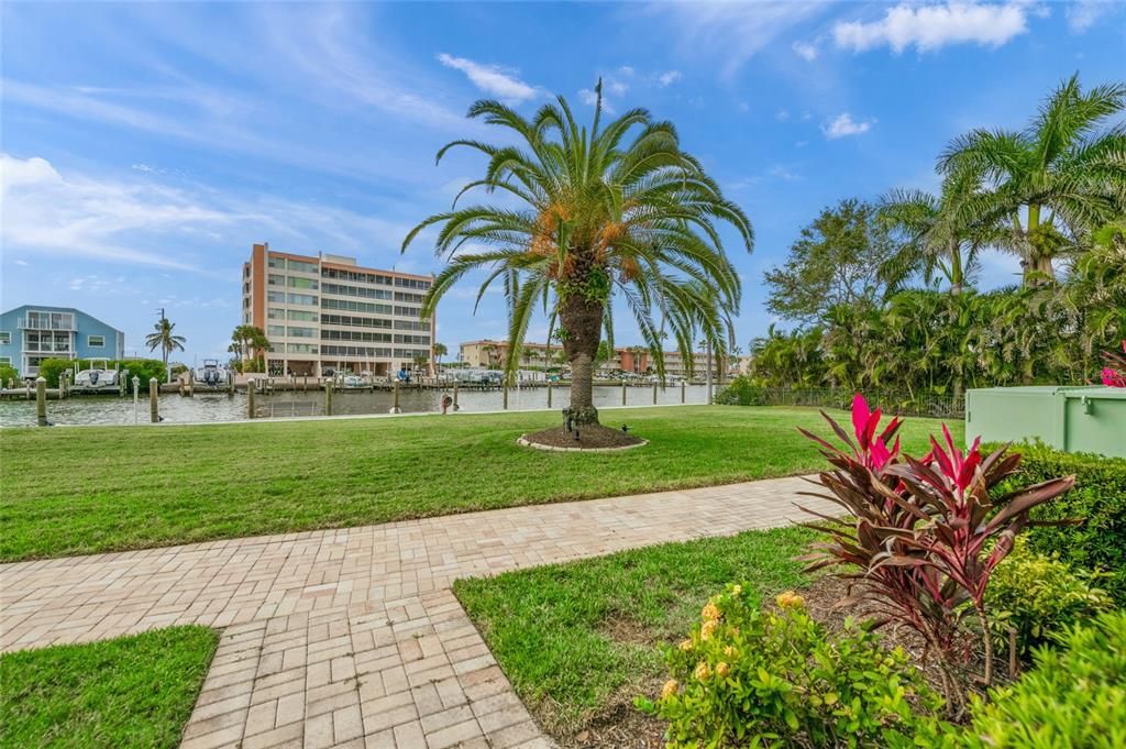 For Sale: $425,000 (2 beds, 2 baths, 922 Square Feet)