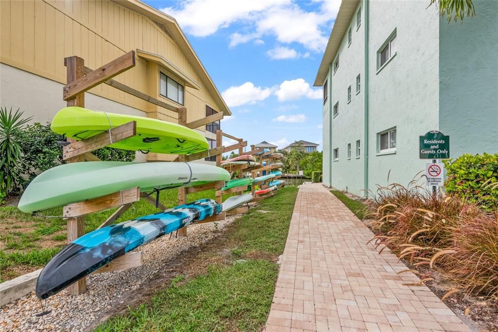 For Sale: $425,000 (2 beds, 2 baths, 922 Square Feet)