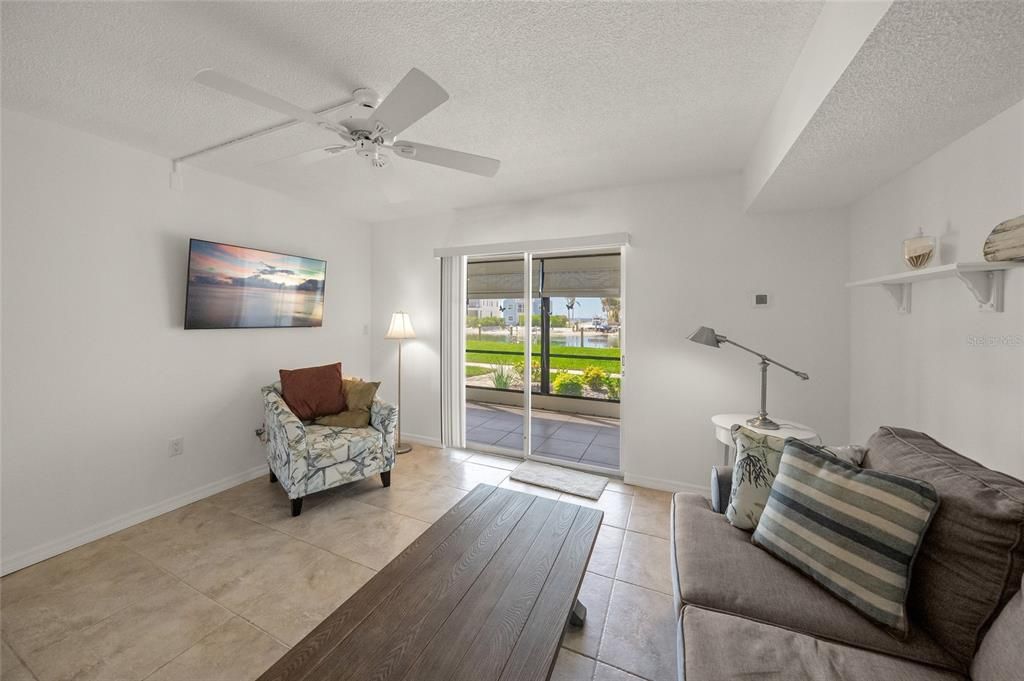 For Sale: $425,000 (2 beds, 2 baths, 922 Square Feet)