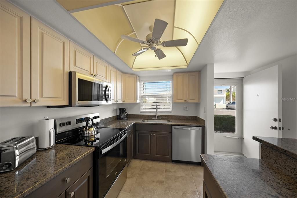 For Sale: $425,000 (2 beds, 2 baths, 922 Square Feet)