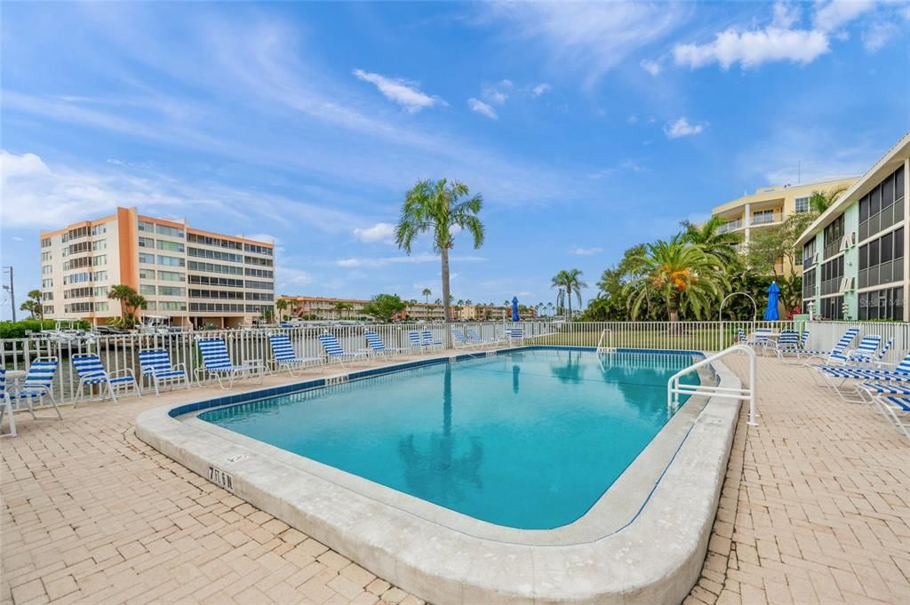 For Sale: $425,000 (2 beds, 2 baths, 922 Square Feet)