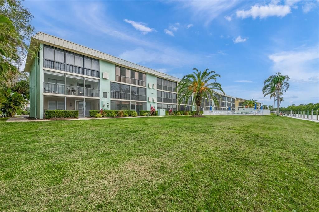 For Sale: $425,000 (2 beds, 2 baths, 922 Square Feet)