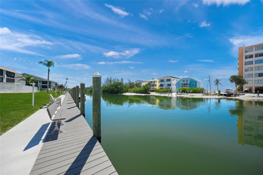 For Sale: $425,000 (2 beds, 2 baths, 922 Square Feet)