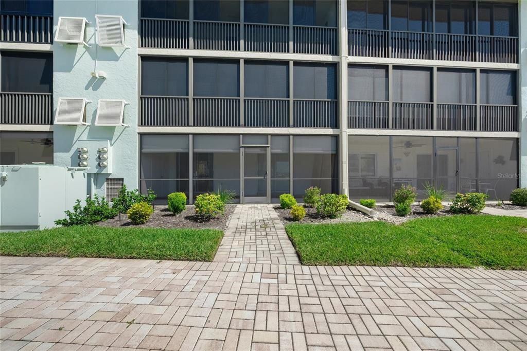 For Sale: $425,000 (2 beds, 2 baths, 922 Square Feet)