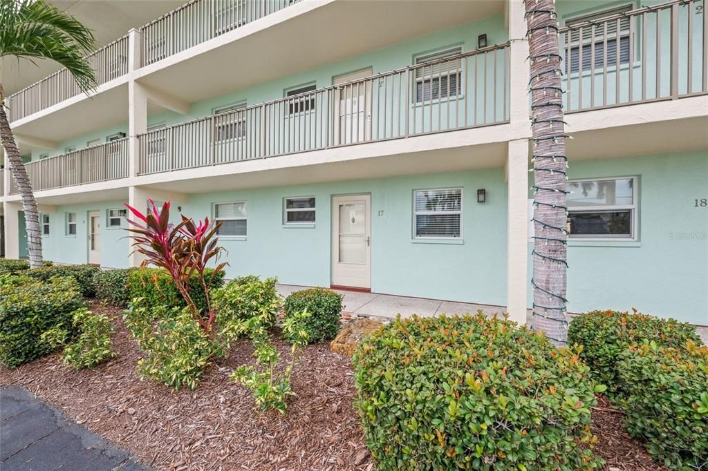 For Sale: $425,000 (2 beds, 2 baths, 922 Square Feet)