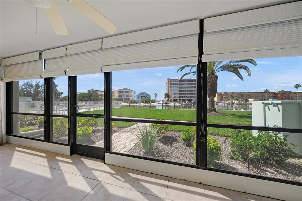 For Sale: $425,000 (2 beds, 2 baths, 922 Square Feet)