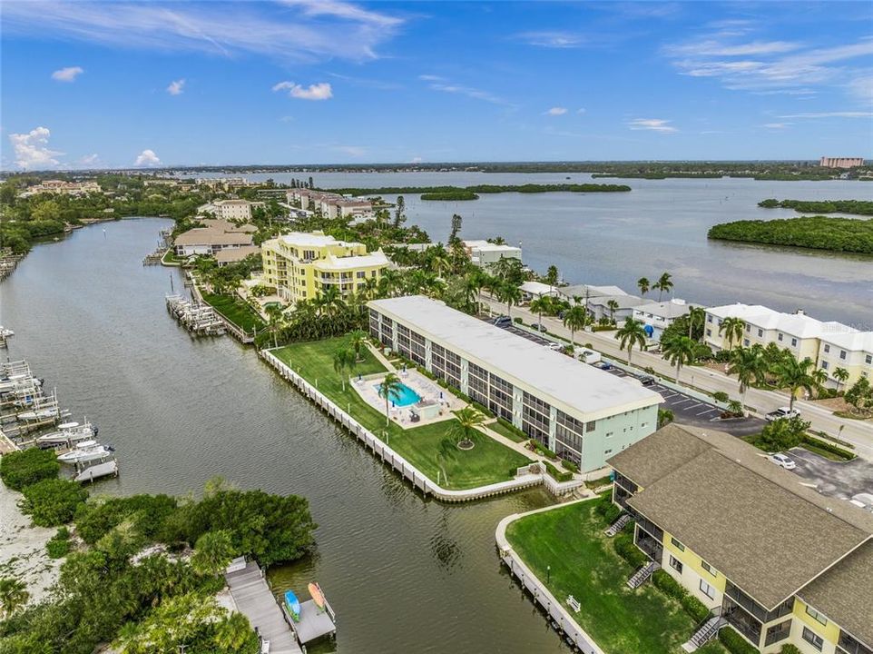 For Sale: $425,000 (2 beds, 2 baths, 922 Square Feet)