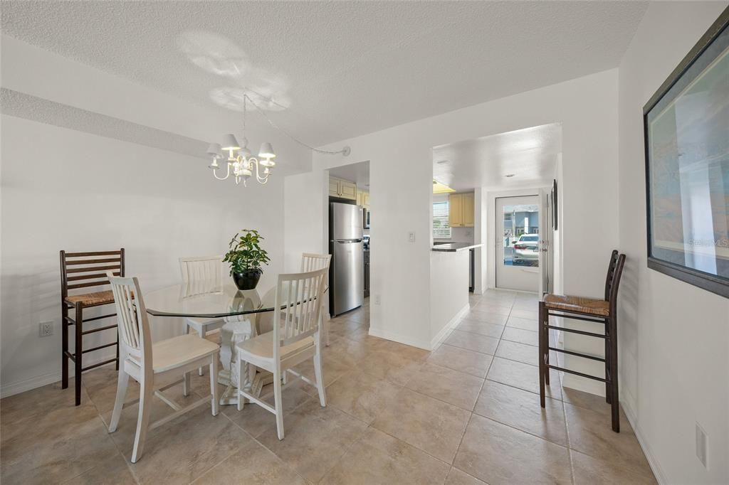 For Sale: $425,000 (2 beds, 2 baths, 922 Square Feet)