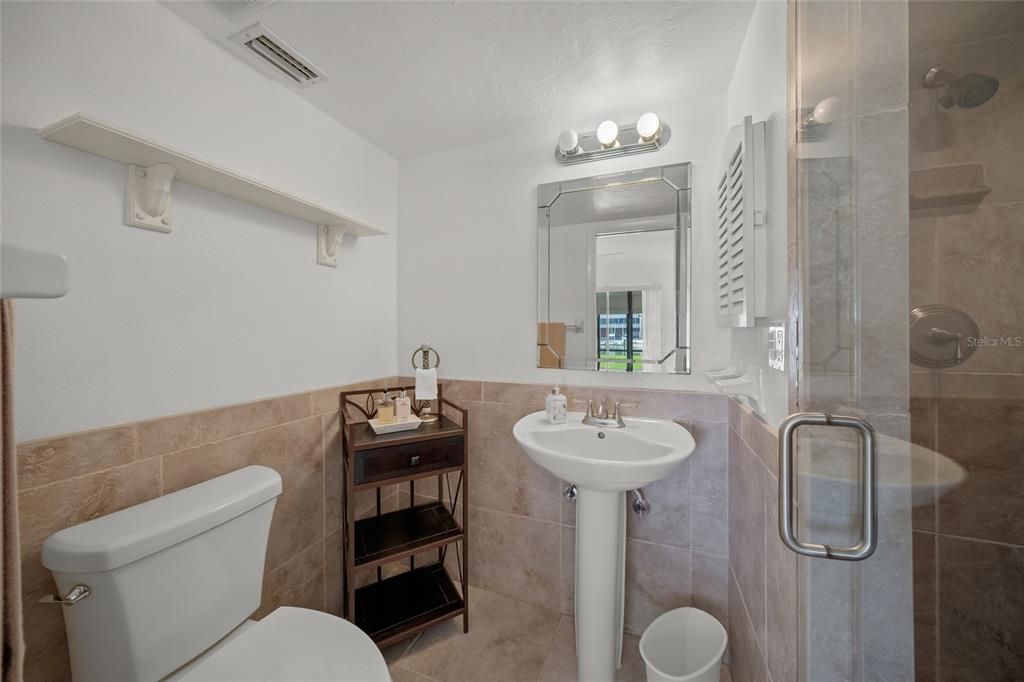 For Sale: $425,000 (2 beds, 2 baths, 922 Square Feet)