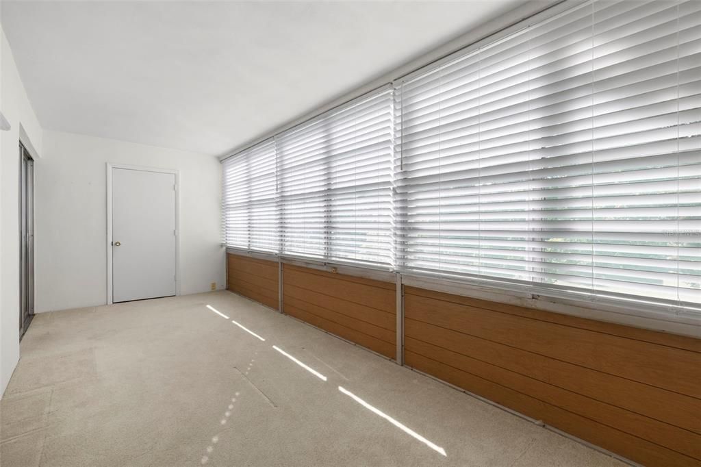 待售: $115,000 (2 贝兹, 1 浴室, 965 平方英尺)