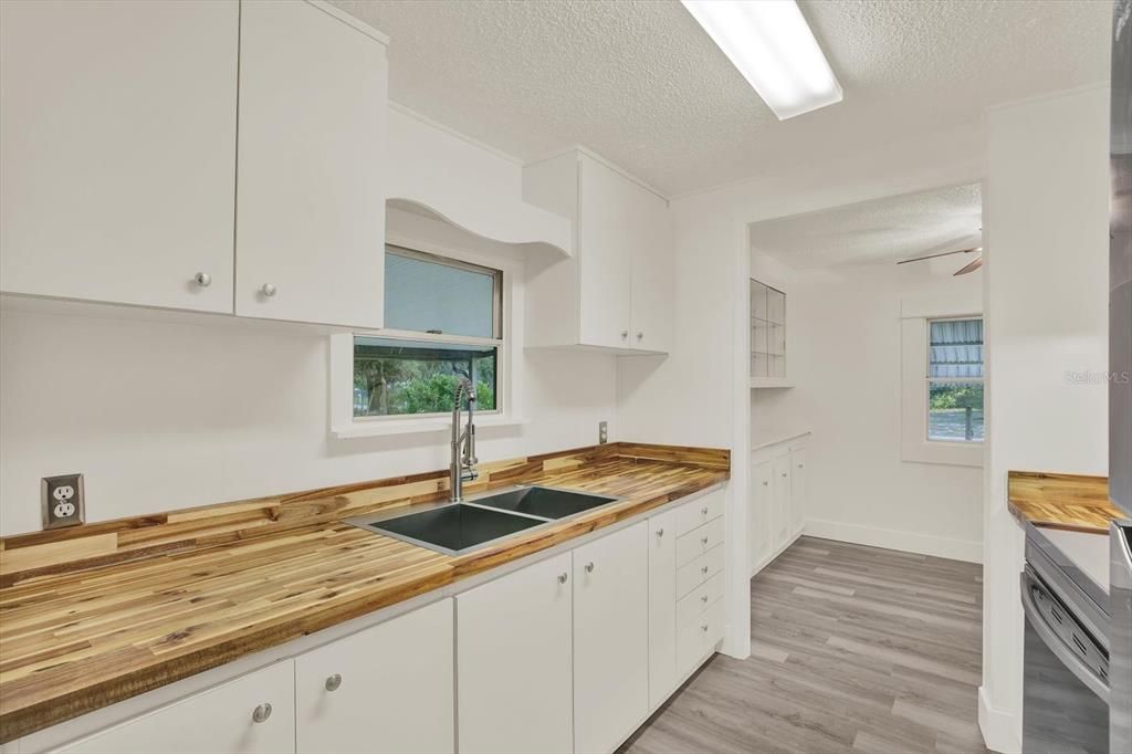 For Sale: $190,000 (2 beds, 2 baths, 960 Square Feet)